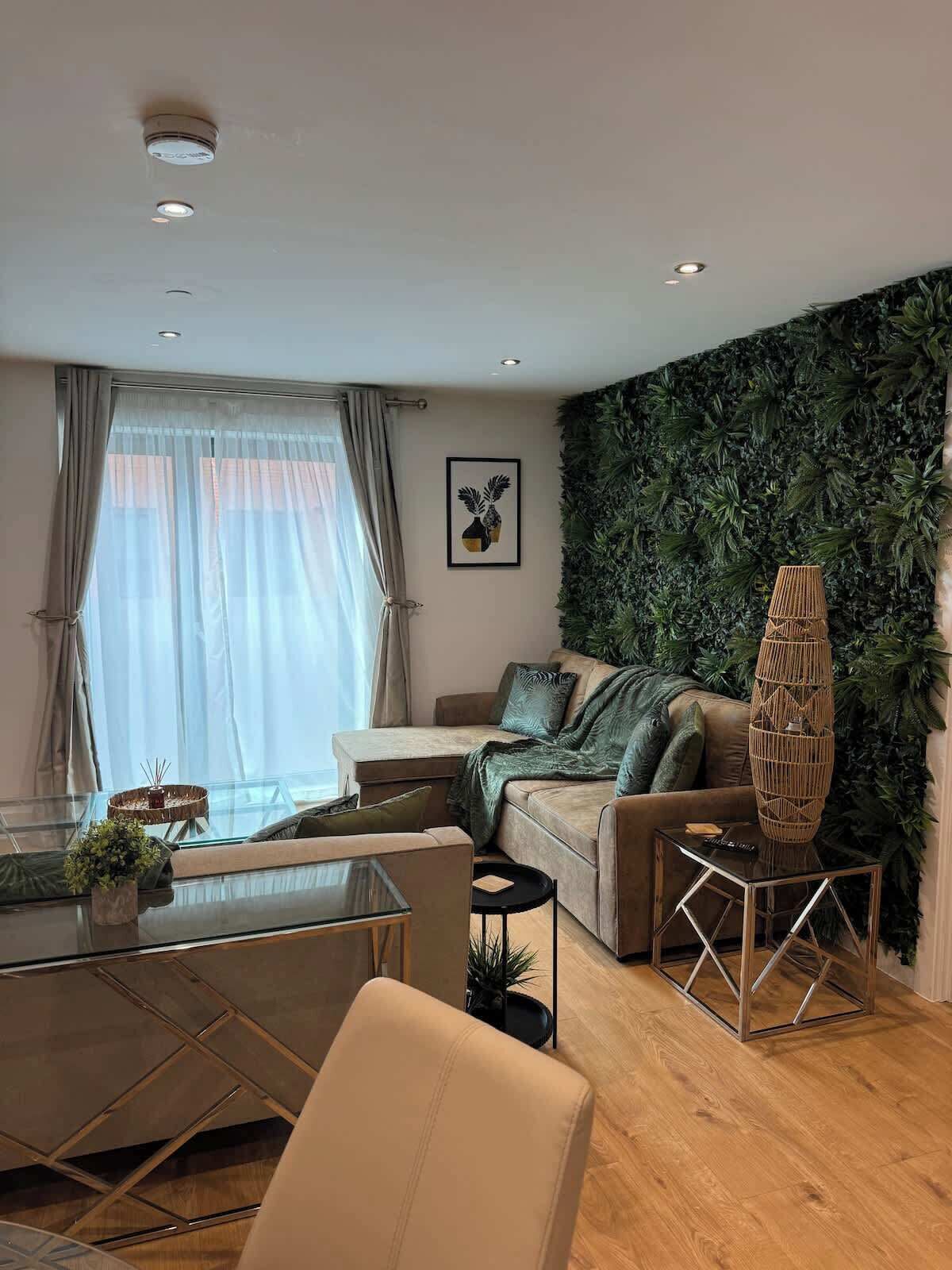 Velvet Leaf Retreat | Tvs Ensuite Bathroom Parking - Leeds