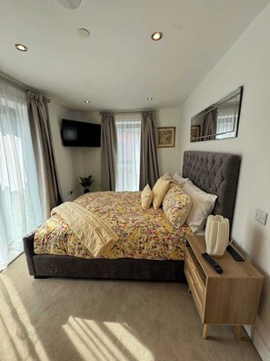 2 bedrooms, iron/ironing board, travel cot, WiFi - Velvet Leaf Retreat | TVs Ensuite Bathroom Parking (West Yorkshire)