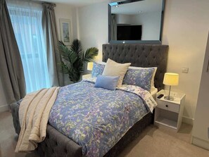 2 bedrooms, iron/ironing board, travel cot, WiFi - Velvet Leaf Retreat | TVs Ensuite Bathroom Parking (West Yorkshire)