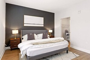 2 bedrooms, desk, iron/ironing board, free WiFi - Luxury Italian Village | 3Bed | Pool, Gym, Parking, Patio (Columbus)
