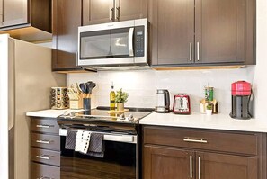 Fridge, microwave, oven, stovetop - Luxury Italian Village | 3Bed | Pool, Gym, Parking, Patio (Columbus)