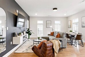 Smart TV, fireplace - Luxury Italian Village | 3Bed | Pool, Gym, Parking, Patio (Columbus)