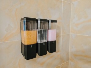 Hair dryer, towels, soap, shampoo - Nocturne / King Bed / Elevator / Adjustable Desk (Philadelphia)