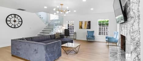 Comfort Room | Living area