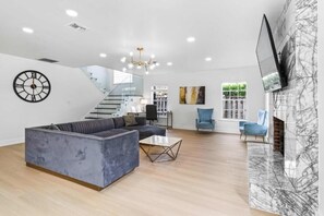 Comfort Room | Living area - Casa Monstera Pickleball Jacuzzi  Pool (Fort Lauderdale)