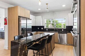 Comfort Room | Private kitchen - Casa Monstera Pickleball Jacuzzi  Pool (Fort Lauderdale)