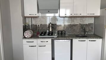 Standard Apartment, Multiple Beds, Balcony, Sea View | Private kitchen