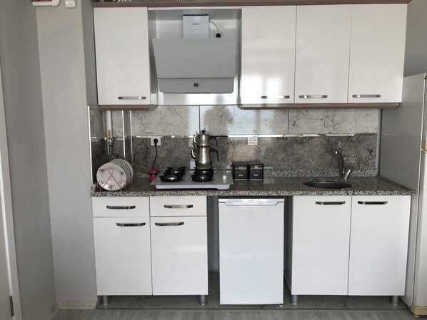 Standard Apartment, Multiple Beds, Balcony, Sea View | Private kitchen - Kuğu Apart Pansiyon (Sinop)