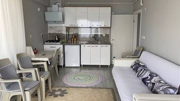 Standard-Apartment, Mehrere Betten, Balkon, Meerblick | Eigene KĂŒche