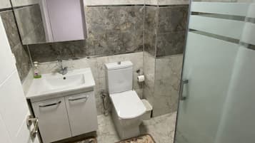 Standaard appartement, meerdere bedden, balkon, uitzicht op zee | Badkamer