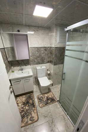 Apartamento standard, várias camas, sacada, vista para o mar | Banheiro