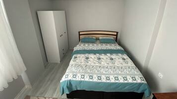 Standard-Apartment, Mehrere Betten, Balkon, Meerblick | Zustellbetten