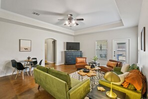 Living area - Entire home in College Station, TX great for games days, or Getaways. (College Station)