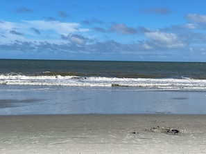 A beach with waves, a clear sky, and a distant horizon. - Large Condo, 2 Floors, POOL Access, 1mile to beach (Myrtle Beach)