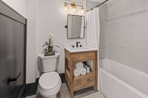 Shower, hair dryer, towels, shampoo - Spacious Stowe Home off of Mountain Rd (Stowe)