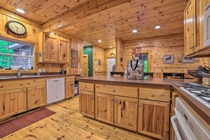 Fridge, microwave, oven, stovetop - Gaylord Cabin with Game Room, Fire Pit and Decks (Gaylord)