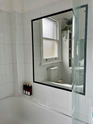 Haartrockner, Handtücher, Seife, Toilettenpapier