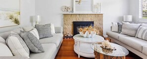 Smart TV, fireplace - Waves on Rye by Property Mums (Rye)