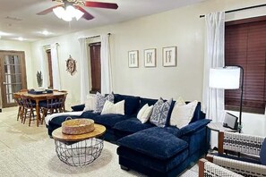 Smart TV, fireplace, books - Port Isabel Home close to  SPI Beaches Big Yard, pets Family (Port Isabel)