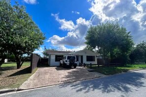 Property grounds - Port Isabel Home close to  SPI Beaches Big Yard, pets Family (Port Isabel)