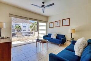 Smart TV, books - Spacious bright 2-bedroom apartment with pools and gym, beautiful Cabo San Lucas (Cabo San Lucas)