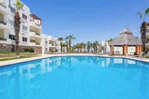 Outdoor pool - Spacious bright 2-bedroom apartment with pools and gym, beautiful Cabo San Lucas (Cabo San Lucas)