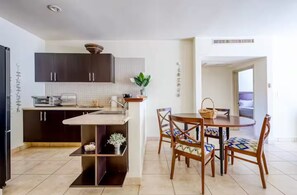 Fridge, oven, stovetop, coffee/tea maker - Spacious bright 2-bedroom apartment with pools and gym, beautiful Cabo San Lucas (Cabo San Lucas)