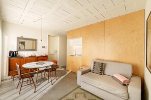 TV - VIVA - Lage Serviced Apartments 29A (Porto)