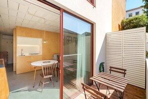 Outdoor dining - VIVA - Lage Serviced Apartments 29A (Porto)