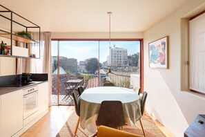 Fridge, microwave, oven, stovetop - VIVA - Lage Serviced Apartments 29 (Porto)