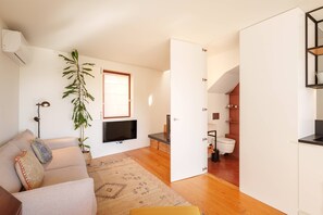 TV - VIVA - Lage Serviced Apartments 29 (Porto)