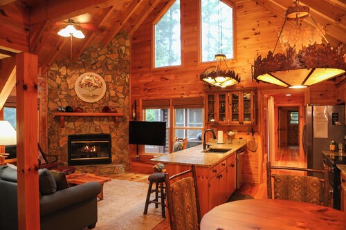 3-bedroom lodge in lovely Cherry Log!