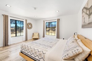 4 bedrooms, iron/ironing board, travel cot, free WiFi - Desert Owl Estate Resort Pool Spa Game Room 2 Acres Near Joshua Tree (Twentynine Palms)