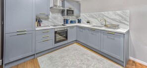 Kühlschrank, Mikrowelle, Ofen, Geschirrspüler