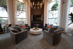 Ein modernes Wohnzimmer mit zwei Sofas, einem Couchtisch und einem Kamin.