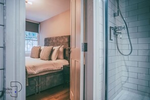 Room - Central Vista Retreat | Modern City Centre Apartment | Sleeps 6 (Chester)