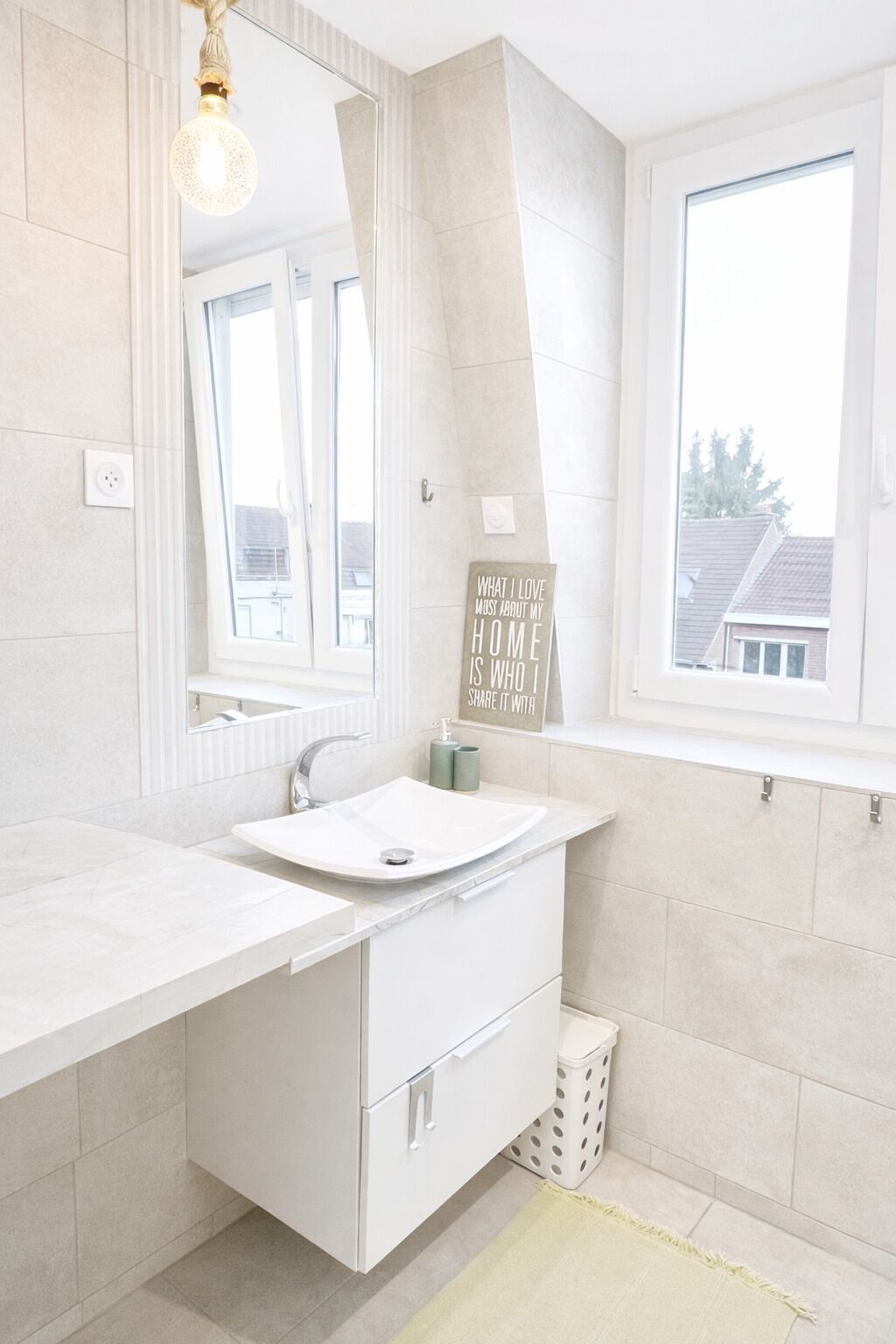 Douche, sèche-cheveux, serviettes fournies, savon