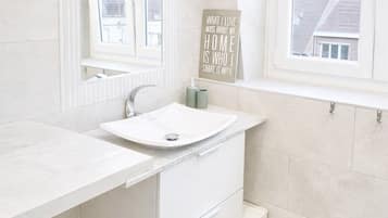 Douche, sèche-cheveux, serviettes fournies, savon