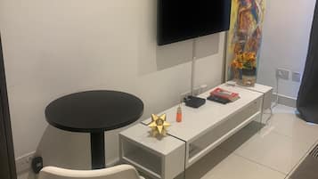 Studio Mewah, balkon, pemandangan kota | Interior