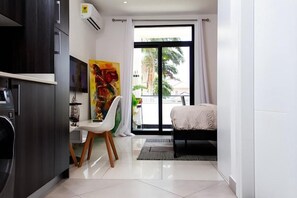 Luxury Studio, Balcony, City View - Valyron Homes (Accra)