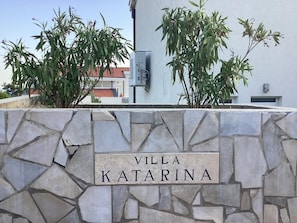 A stone wall with a sign reading "Villa Katarina". - Spacious 5-bedroom villa in soothing Ivanica near Dubrovnik with private pool (Ivanica)