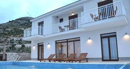 Spacious 5-bedroom villa in soothing Ivanica near Dubrovnik with private pool