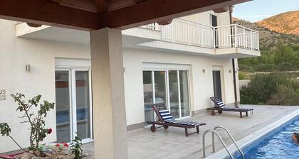 Spacious 5-bedroom villa in soothing Ivanica near Dubrovnik with private pool