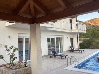 Spacious 5-bedroom villa in soothing Ivanica near Dubrovnik with private pool