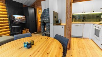 Kühlschrank, Mikrowelle, Geschirrspüler, Kochgeschirr/Geschirr/Besteck