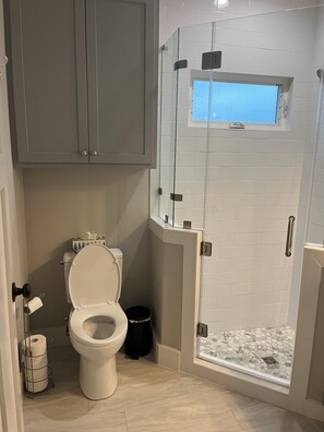 Towels, soap, shampoo, toilet paper