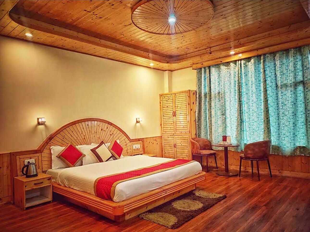 Dobbelt- eller tomannsrom, 1 dobbeltseng, balkong, fjellutsikt