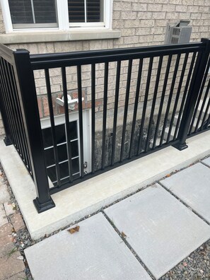 Exterior detail - Cozy and spacious apartment (Mississauga)