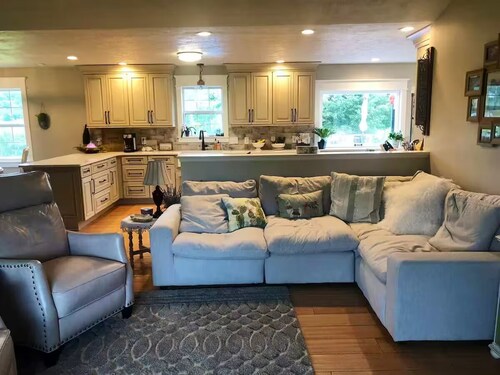 - POOL & HOT TUB - Light, Open, Cozy & Stylish Home