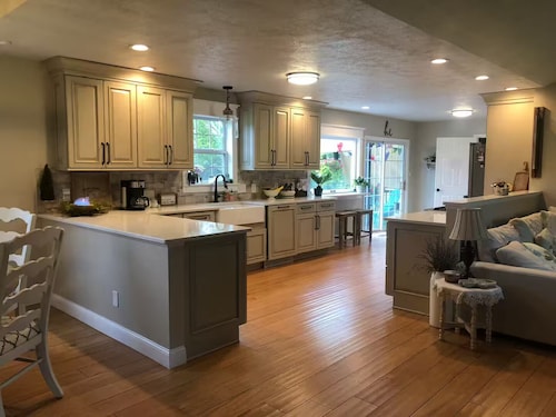 - POOL & HOT TUB - Light, Open, Cozy & Stylish Home